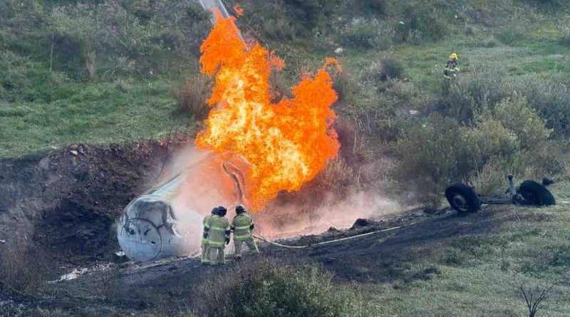 VOLCADURA Y EXPLOSIÓN DE PIPA DE GAS LP DEJA DOS MUERTOS Y UN LESIONADO EN CARRETERA TEXCOCO-CALPULALPAN