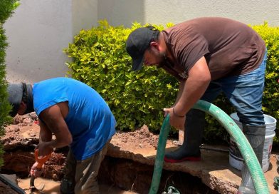 Interapas atiende mega fuga en calles de Villa Magna