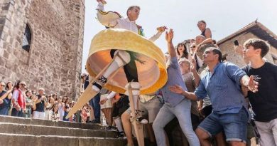 RIESGO Y TRADICIÓN: ASÍ ES EL BAILE DE LOS DANZADORES DE ANGUIANO SOBRE ZANCOS