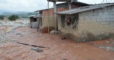 RÍO SE DESBORDA EN ECUADOR: HAY 5 MUERTOS, 38 HERIDOS Y 10 DESAPARECIDOS