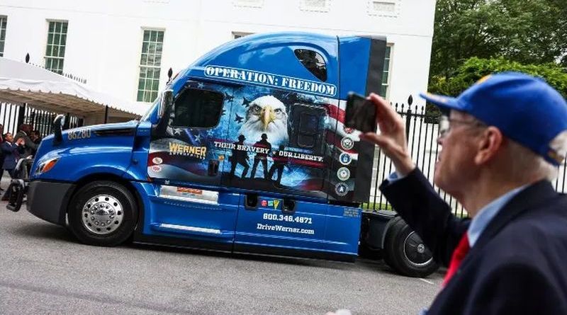 TRUMP VA CONTRA CAMIONEROS MIGRANTES INDOCUMENTADOS; QUIERE SUSTITUIRLOS POR VETERANOS