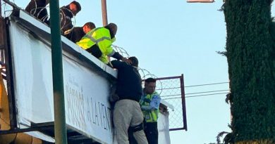 Policía Vial evita que un hombre se arroje de puente peatonal en Carretera 57