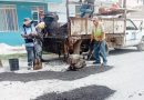 ES SUGERENCIA.. Sabemos que en Matehuala existen muchos baches, la mayoría de sus calles están lastimadas, hace falta mucha mano de obra que todo el año trabaje en materia, muchas toneladas de material y obviamente mucho dinero. Sabemos que el gobierno municipal no alcanza para lograr los objetivos en tres años. Cómo sugerencia para el gobierno, sociedad y la iniciativa privada, cada uno aportará, lo que nos corresponde y juntos sacar del bache a Matehuala. El pueblo paga sus impuestos, paga permisos de vialidad, paga parquímetros, permisos para fiestas y obras particulares. La Iniciativa privada que aporte el extra por ocupar la vía pública con sus pesadas unidades, refresqueros, camiones de carga y descarga, cerveceros, materialistas, etc etc. Ojalá y que en un futuro se informe a toda luz cuánto se destina en materiales para bacheo, quién provee y de dónde se obtiene el recurso.Incluyamos en el tema al transporte público, » Los faroles», como es común en Matehuala referirse al camión de Ruta.