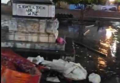 Los vientos y lluvia de ayer por la noche en Matehuala tuvieron consecuencias en el centro de la ciudad, inesperadamente se vino abajo la estatua de Benito Juárez que por muchos años fue parte de la plaza del mismo nombre a un costado de la Catedral principal de la ciudad