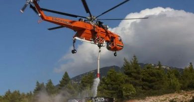 HELICÓPTEROS CHOCAN EN EL AIRE MIENTRAS COMBATÍAN UN INCENDIO EN GRECIA