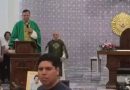 PADRE INTERRUMPE MISA EN LOS MOCHIS POR BALACERA Y PIDE BUSCAR REFUGIO