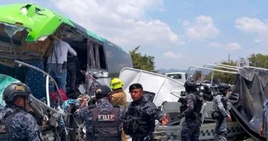 PATRULLA DE LA GUARDIA NACIONAL CHOCA CONTRA CAMIÓN DE PASAJEROS; HAY UN MUERTO