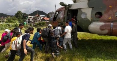 RESCATISTAS TRABAJAN EN NEPAL ENTRE TEMORES POR UNA NUEVA RIADA
