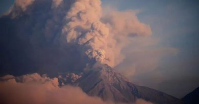 VOLCÁN DE FUEGO DE GUATEMALA ENTRA EN ERUPCIÓN Y OBLIGA A EVACUAR COMUNIDADES CERCANAS