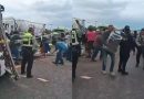 VUELCA TRÁILER CON PANTALONES DE MEZCLILLA Y DESATA RAPIÑA EN LA MÉXICO-TULANCINGO