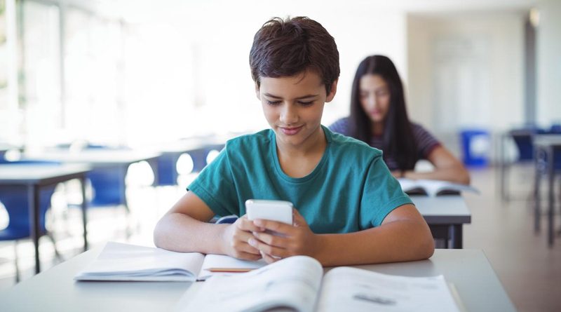 FAMILIAS POTOSINAS AVALAN RESTRICCIÓN DE CELULARES EN EDUCACIÓN BÁSICA