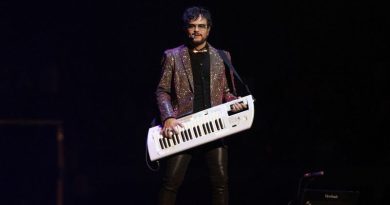 ATRAPADO EN LOS 70’S: LA IRONÍA DE ALEKS SYNTEK