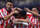 CHIVAS SE ADUEÑA DEL LIDERATO TRAS GOLEAR A PUMAS EN CASA