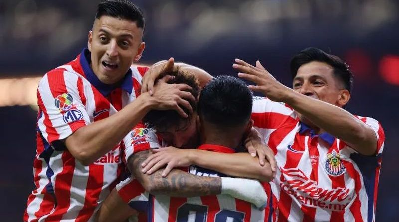 CHIVAS SE ADUEÑA DEL LIDERATO TRAS GOLEAR A PUMAS EN CASA