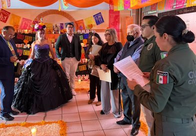 GOBIERNO DEL ESTADO HONRA A ELEMENTOS DE SEGURIDAD CON ALTARES MONUMENTALES DE DÍA DE MUERTOS
