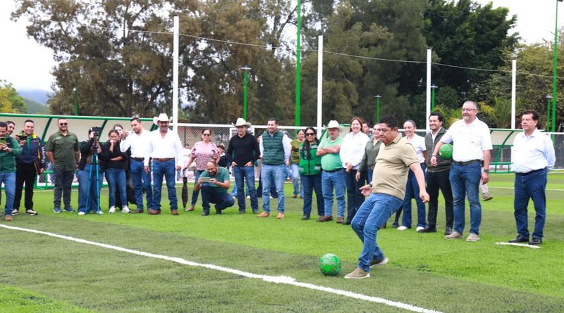 EL GOBERNADOR RICARDO GALLARDO CUMPLE Y ENTREGA NUEVA UNIDAD DEPORTIVA A LAS FAMILIAS DE LAGUNILLAS