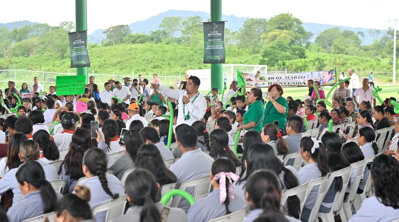 EL GOBERNADOR RICARDO GALLARDO ENTREGA MODERNA UNIDAD DEPORTIVA A FAMILIAS DE AXTLA DE TERRAZAS