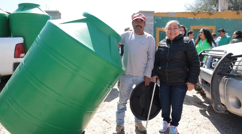 EL GOBIERNO DEL CAMBIO, A TRAVÉS DEL DIF ESTATAL, LLEVA CISTERNAS A FAMILIAS DEL ALTIPLANO POTOSINO