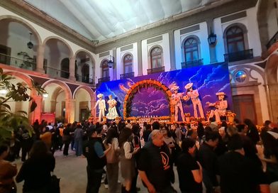 PALACIO DE GOBIERNO SE LLENA DE VISITANTES POR SU ALTAR MONUMENTAL