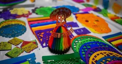 EL PUEBLO DE MÉXICO QUE SE VISTE DE ARTE Y COLOR EL DÍA DE MUERTOS POR SU TRADICIONAL PAPEL PICADO