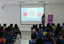 Gobierno de la Capital fortalece educación en derechos humanos entre jóvenes La Coordinación Municipal de Derechos Humanos impartió charlas sobre prevención de la violencia, equidad de género y bienestar emocional en el Instituto Cervantes Apostólica. Estudiantes de primaria y secundaria participaron en actividades de sensibilización durante la 1.ª Semana de las Ciencias Sociales y Humanidades.El Gobierno de la Capital, a través de la Coordinación Municipal de Derechos Humanos, fortalece la formación y sensibilización de adolescentes y jóvenes mediante charlas y conferencias en planteles educativos públicos y privados, con el propósito de promover el respeto a los derechos humanos y prevenir distintas formas de violencia.Como parte de la 1.ª Semana de las Ciencias Sociales y Humanidades, organizada por el Instituto Cervantes Apostólica, especialistas de esta dependencia municipal impartieron diversas actividades dirigidas a estudiantes de primaria y secundaria, con temas relacionados con la convivencia, la equidad de género y el desarrollo integral.Al alumnado de segundo de secundaria se dirigieron las charlas “Masculinidades Libres de Violencia” y “Juventudes y Derechos Humanos”, orientadas a promover el conocimiento, la defensa y el ejercicio pleno de sus derechos. Para estudiantes de tercero de secundaria, las actividades propiciaron la reflexión sobre la equidad de género, la prevención de la violencia y la convivencia armónica.Asimismo, estudiantes de segundo de secundaria participaron en la charla “Derecho a la Salud Mental y Prevención de Adicciones”, en la que recibieron información y herramientas para cuidar su bienestar emocional y tomar decisiones responsables. Por su parte, niñas y niños de sexto de primaria asistieron a la conferencia “Derecho a una Vida Libre de Violencia: Prevención del Acoso Escolar”, enfocada en fomentar el respeto, la empatía y la construcción de entornos escolares seguros.La Coordinación Municipal de Derechos Humanos agradeció a la comunidad educativa por facilitar estos espacios de aprendizaje y reflexión, y reiteró que continuará acercando actividades de sensibilización a los planteles educativos para fortalecer la cultura de los derechos humanos entre la niñez, las adolescencias y las juventudes potosina.