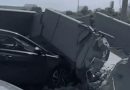 SE DESPLOMA PUENTE PEATONAL EN MONTERREY Y CAE SOBRE AUTOMÓVIL