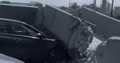 SE DESPLOMA PUENTE PEATONAL EN MONTERREY Y CAE SOBRE AUTOMÓVIL