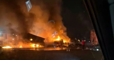 TRÁILER CHOCA Y SE INCENDIA DURANTE BLOQUEO DE TRANSPORTISTAS EN LA TOLUCA-MÉXICO